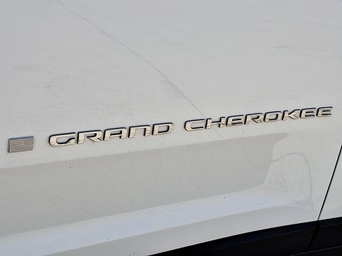 Used 2023 Jeep Grand Cherokee Laredo AWD/4WD image 30