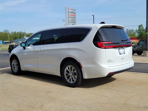 New 2027 Chrysler Pacifica Select AWD/4WD image 3