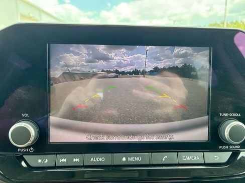 Used 2025 Nissan Pathfinder SV image 14