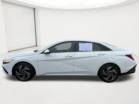 Certified 2025 Hyundai Elantra Limited FWD image 8