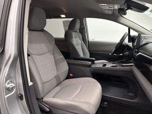 Used 2024 Toyota Sienna LE image 30
