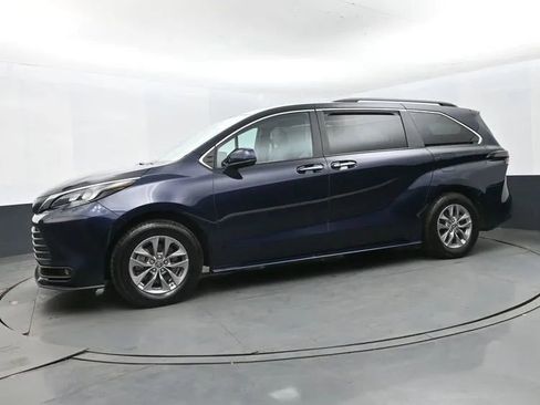Used 2025 Toyota Sienna XLE image 5