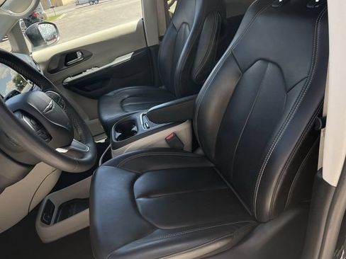 Used 2023 Chrysler Pacifica Touring-L FWD image 11