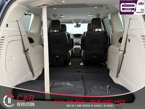 Used 2021 Chrysler Pacifica Touring-L image 8