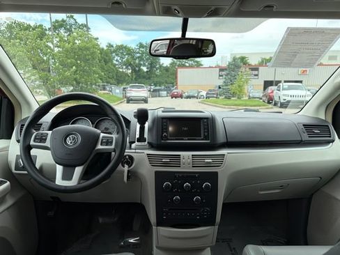 Used 2011 Volkswagen Routan SE FWD image 7