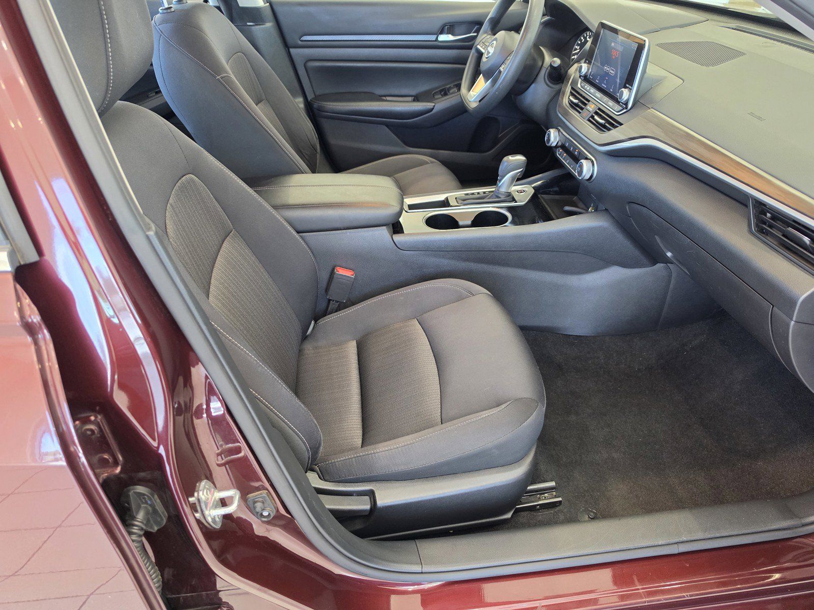 Used 2024 Nissan Altima 2.5 SV FWD image 19