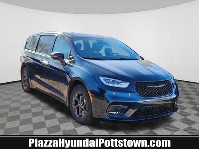 Used 2022 Chrysler Pacifica Limited w/ Uconnect Theater Family Group