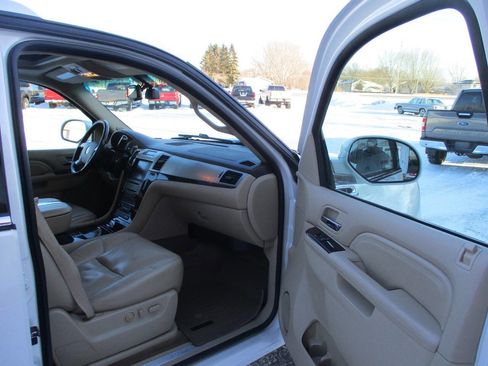 Used 2010 Cadillac Escalade ESV Premium image 39