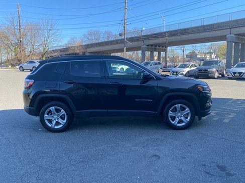 Used 2024 Jeep Compass Latitude AWD/4WD image 2