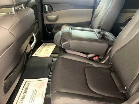New 2026 Kia Carnival EX image 5