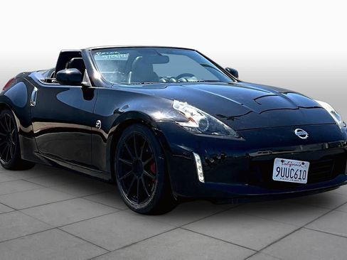 Used 2018 Nissan 370Z Touring Sport RWD image 2