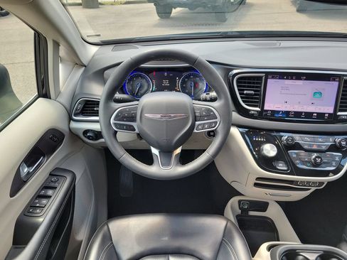 Used 2023 Chrysler Pacifica Touring-L FWD image 11