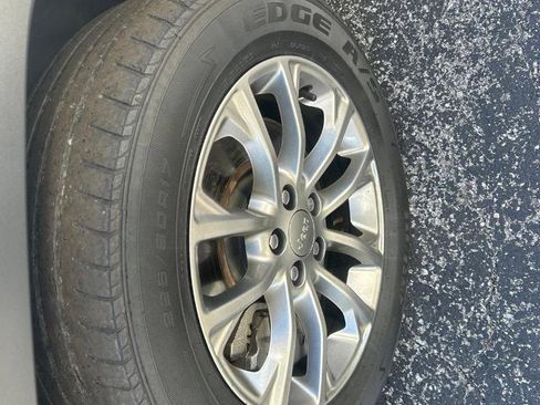 Used 2019 Jeep Cherokee Latitude Plus image 9