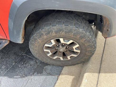 Used 2018 Toyota Tacoma TRD Off-Road image 2