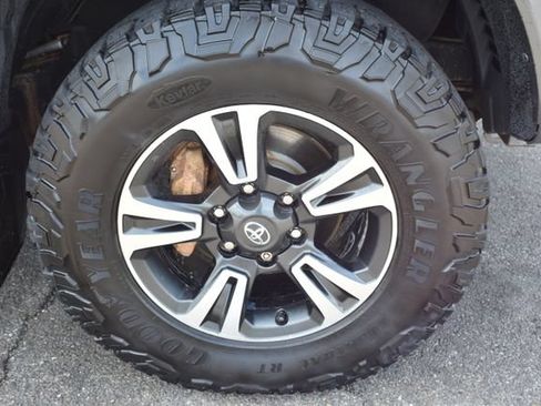 Used 2018 Toyota Tacoma SR5 AWD/4WD image 46