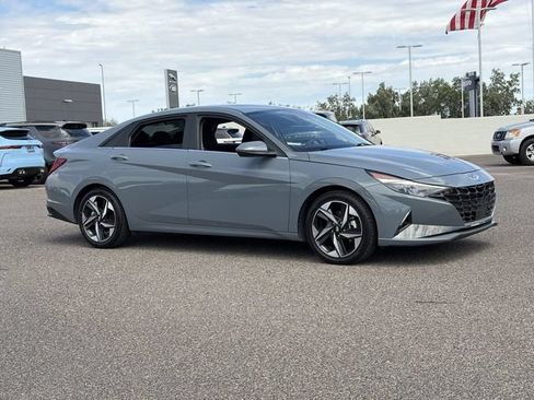 Used 2023 Hyundai Elantra Limited w/ Preferred Accessory Package FWD image 3
