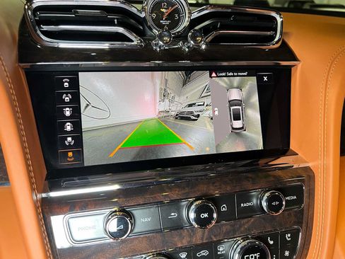 Used 2022 Bentley Bentayga AWD/4WD image 41