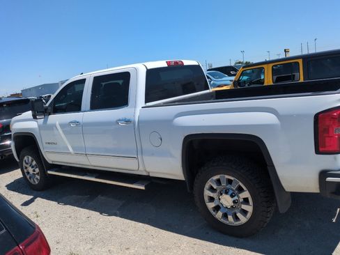 Used 2015 GMC Sierra 2500 Denali w/ Duramax Plus Package AWD/4WD image 8