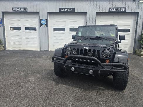Used 2013 Jeep Wrangler Unlimited Sahara w/ Dual Top Group AWD/4WD image 2