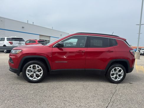 Used 2025 Jeep Compass Latitude AWD/4WD image 6