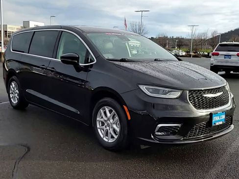 Certified 2024 Chrysler Pacifica Touring-L image 2