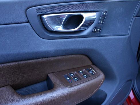 Used 2018 Volvo XC60 T5 Momentum w/ Vision Package image 9