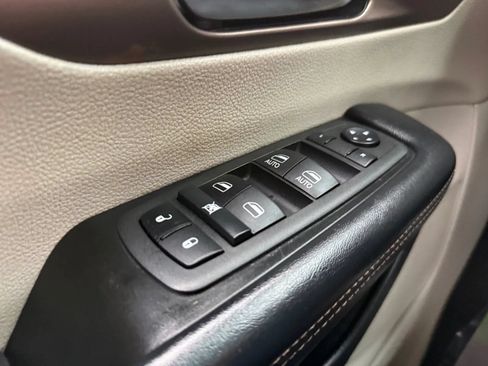 Used 2019 Chrysler Pacifica Touring-L FWD image 40