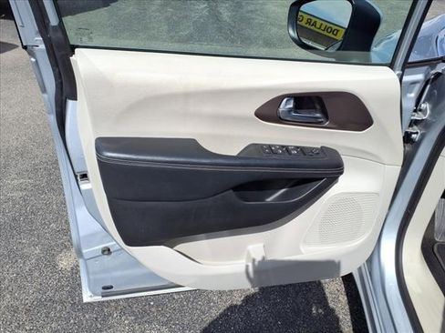Used 2023 Chrysler Voyager LX image 16