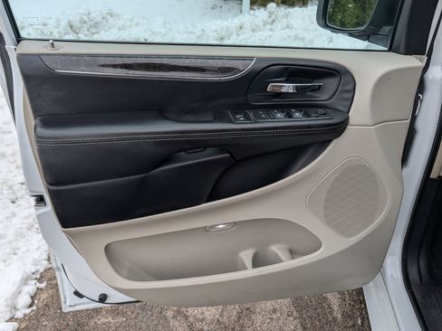 Used 2016 Chrysler Town & Country Touring image 24