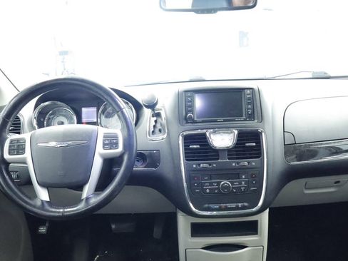 Used 2016 Chrysler Town & Country Touring w/ Driver Convenience Group FWD image 23