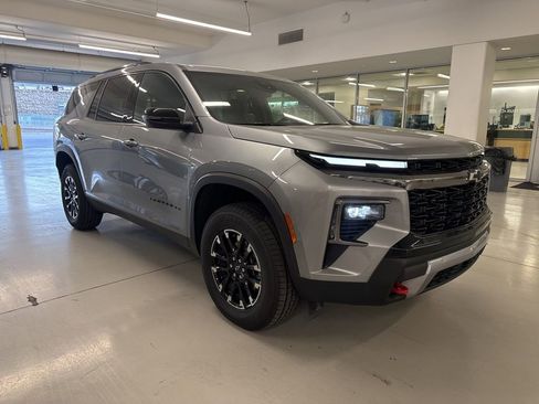 Used 2025 Chevrolet Traverse Z71 image 3