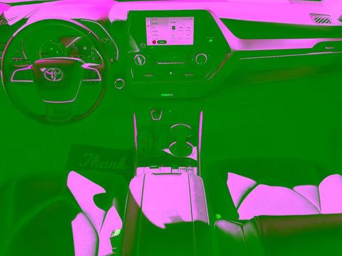Used 2024 Toyota Highlander XLE AWD/4WD image 17