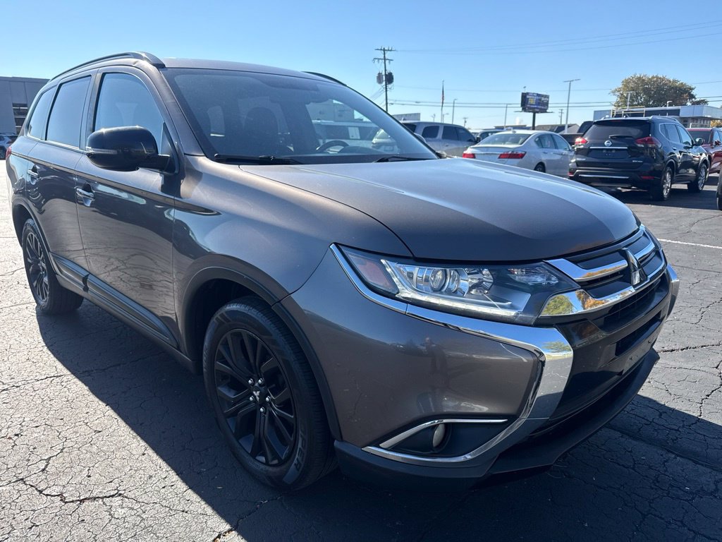 Used 2018 Mitsubishi Outlander LE AWD/4WD image 2