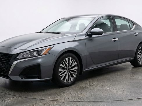 Used 2025 Nissan Altima 2.5 SV FWD image 3