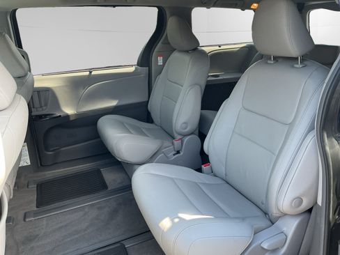 Certified 2018 Toyota Sienna XLE Premium AWD/4WD image 13