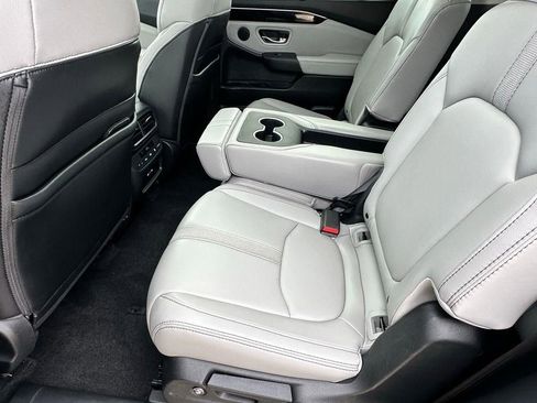 Used 2025 Honda Pilot Touring image 7