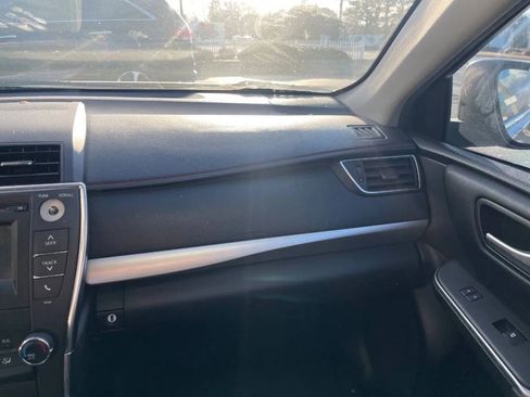Used 2015 Toyota Camry SE FWD image 12