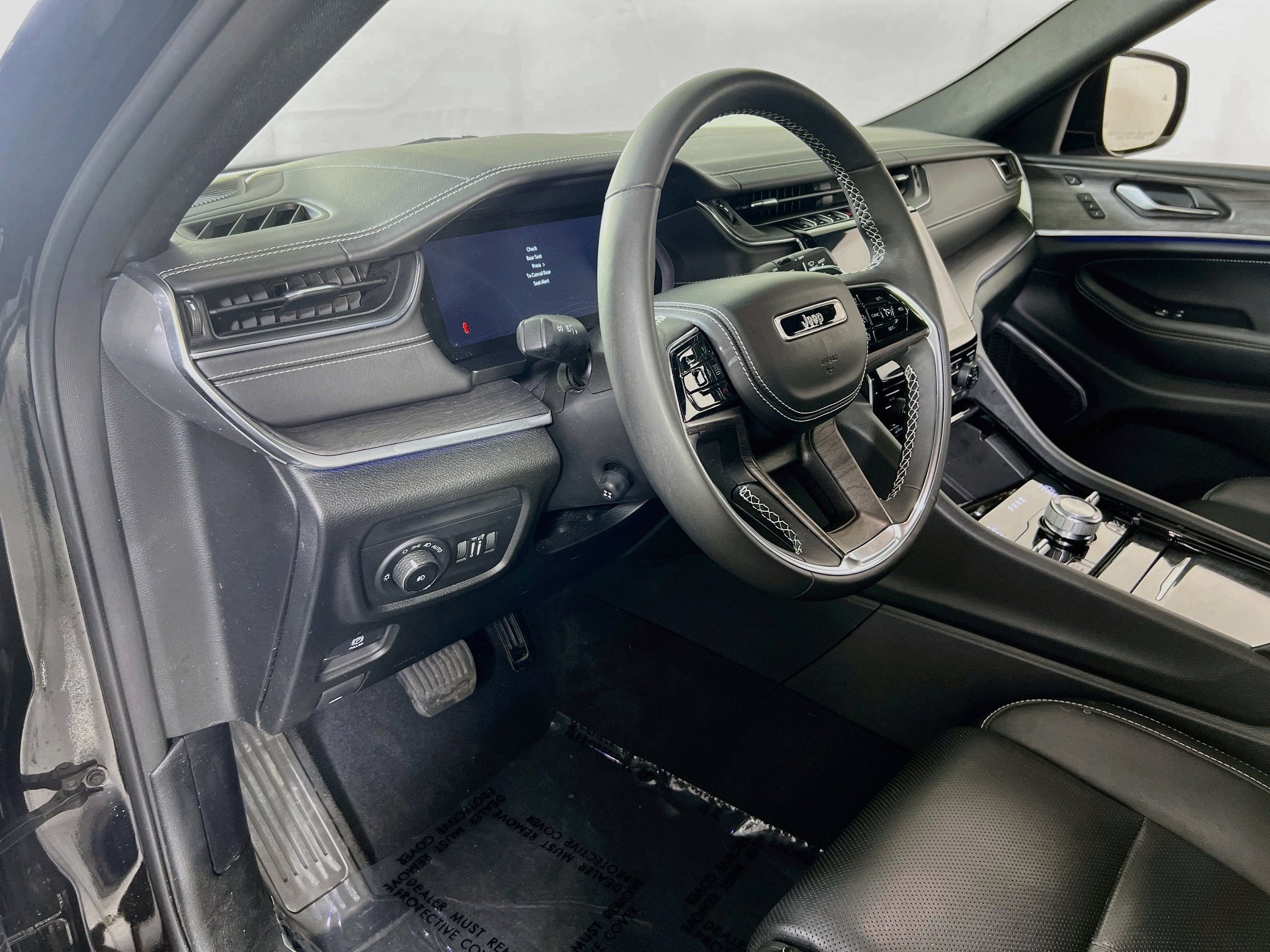 Used 2023 Jeep Grand Cherokee Overland w/ Luxury Tech Group IV AWD/4WD image 9