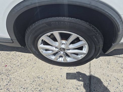 Used 2017 Nissan Rogue SV AWD/4WD image 3