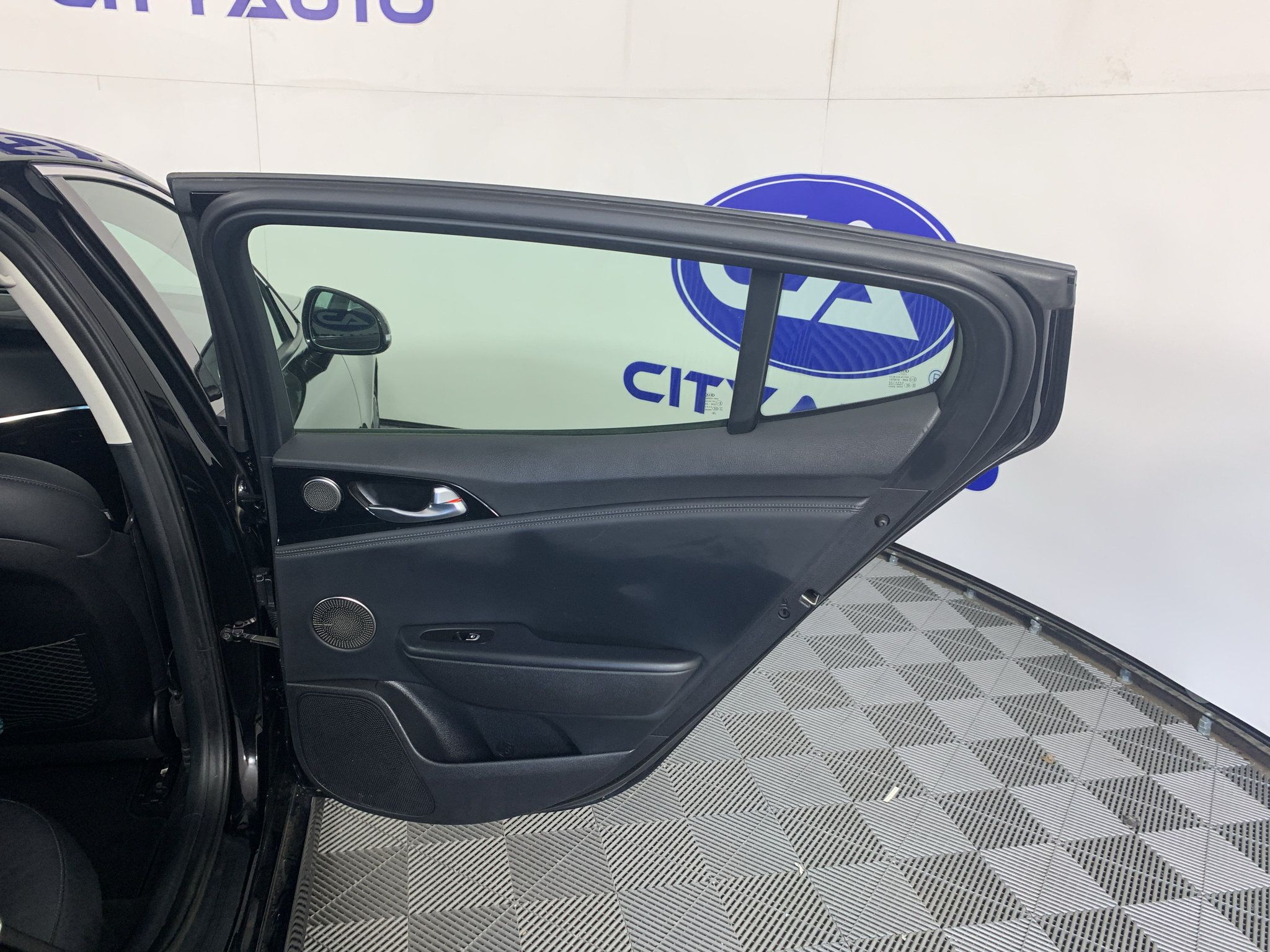 Used 2018 Kia Stinger Premium RWD image 33
