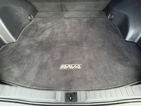 Used 2020 Toyota RAV4 XLE w/ XLE Grade Weather Package AWD/4WD image 17