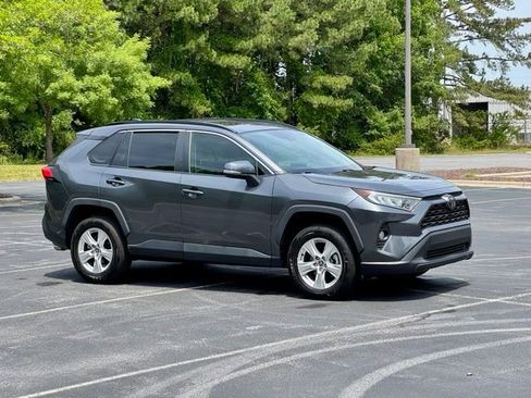 Used 2021 Toyota RAV4 XLE w/ Convenience Package FWD image 10