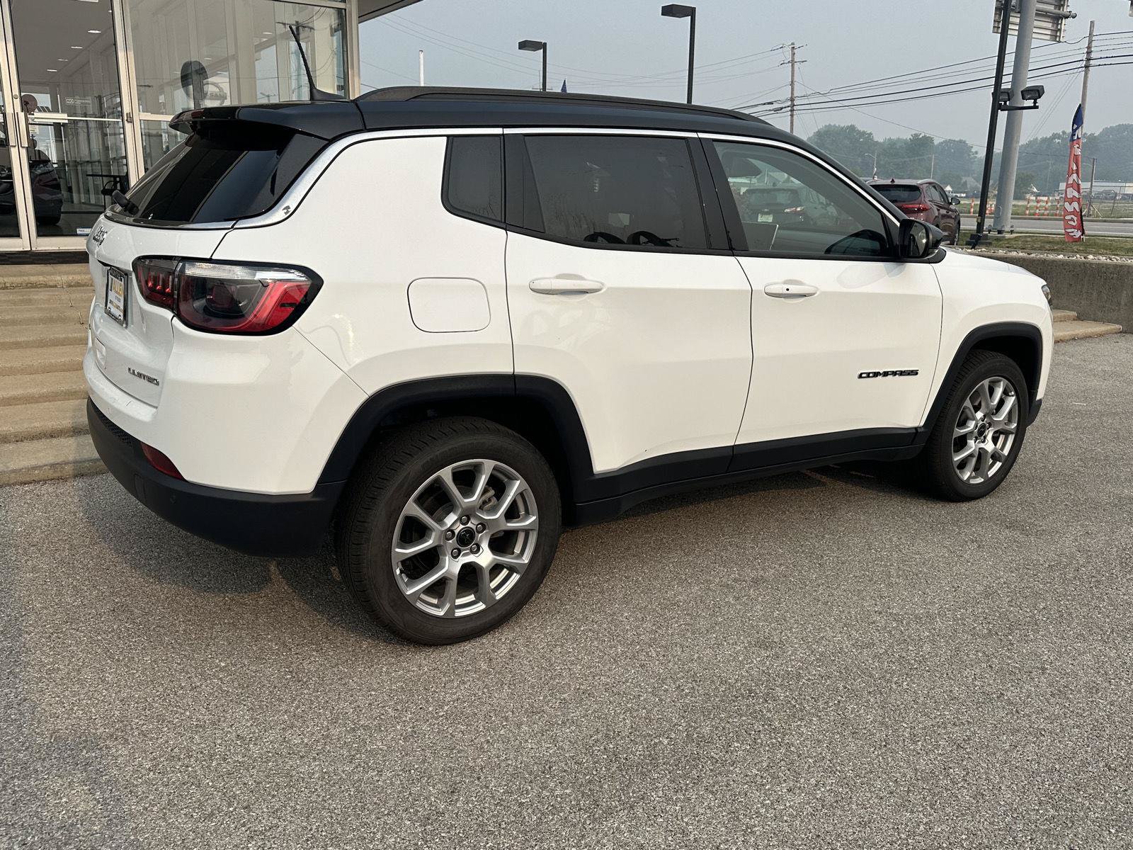 Used 2025 Jeep Compass Limited AWD/4WD image 12