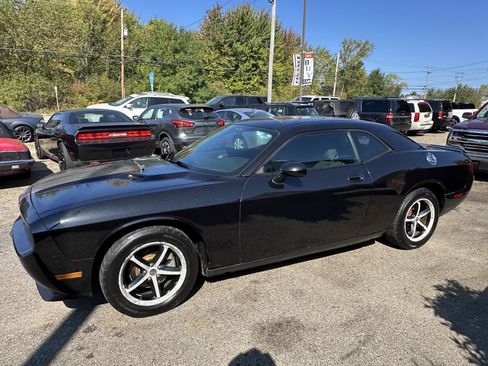 Used 2010 Dodge Challenger SE image 3
