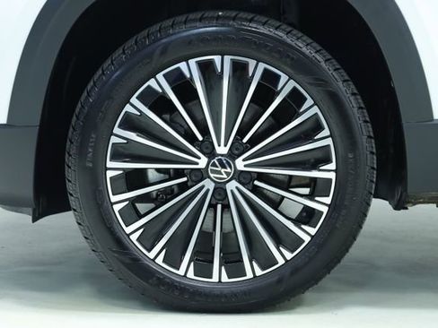 New 2025 Volkswagen Taos SE FWD image 8