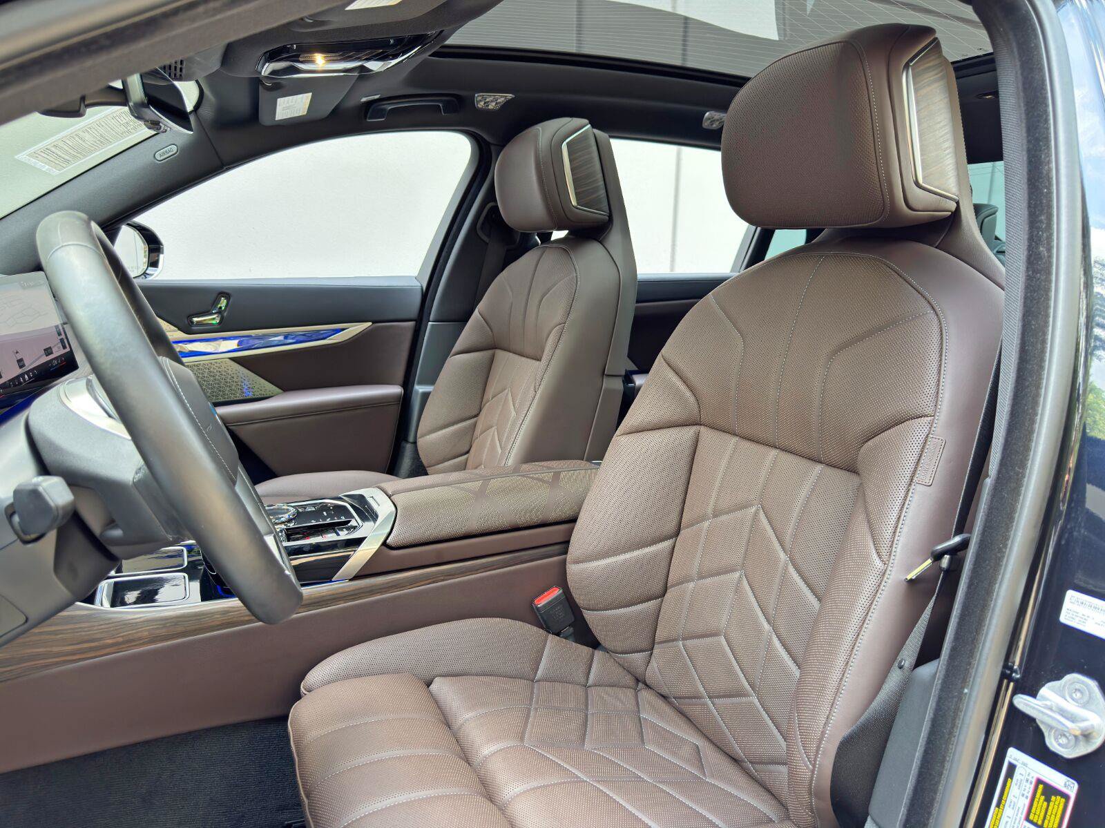 Used 2023 BMW i7 xDrive60 w/ Executive Package 2 AWD/4WD image 49