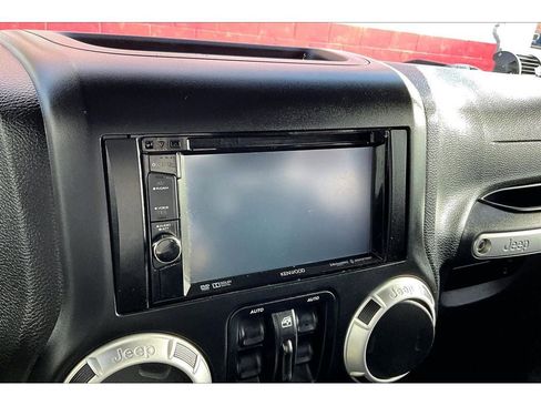 Used 2015 Jeep Wrangler Unlimited Sahara w/ Connectivity Group image 23