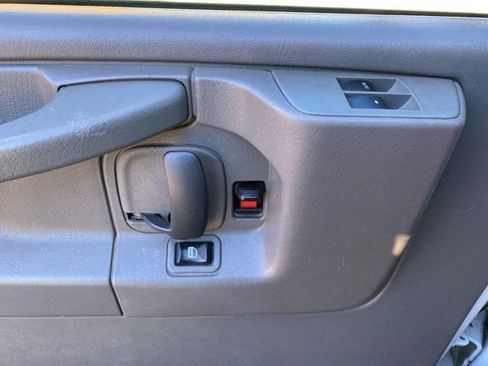 Used 2015 GMC Savana 2500 image 26