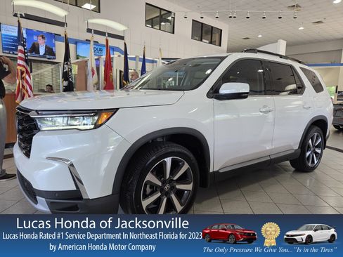 Used 2025 Honda Pilot Touring image 1