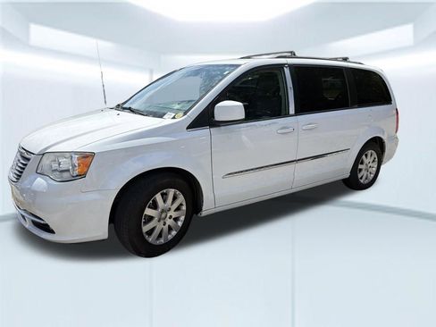 Used 2016 Chrysler Town & Country Touring FWD image 2